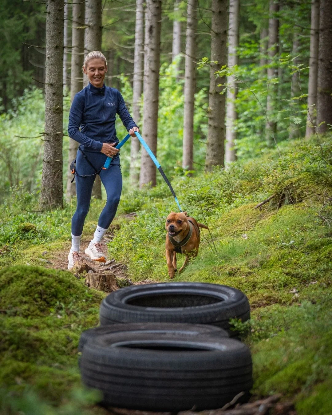 Single – en löpare och en hund på banan